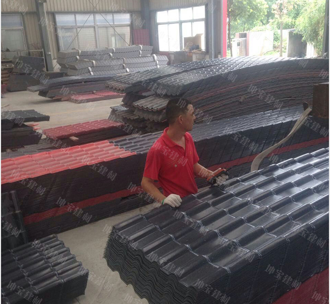 灰色樹(shù)脂瓦準(zhǔn)備裝車