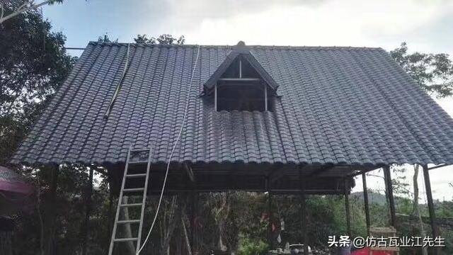 還在為舊房屋面翻新承重問題考慮嗎？樹脂小青瓦幫你解決承重