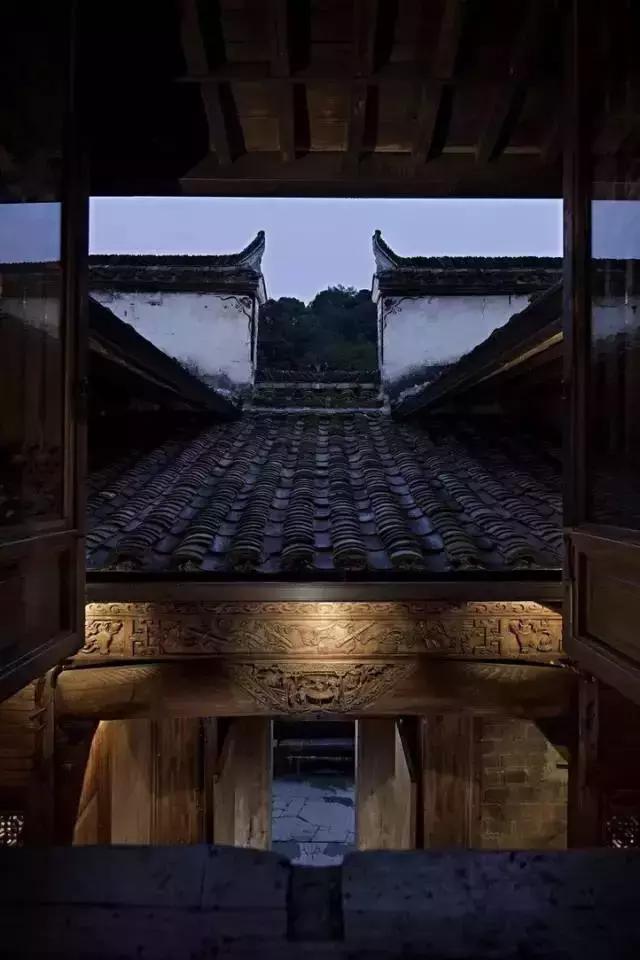 青瓦灰墻，高瓴飛檐，處處消磨時(shí)光