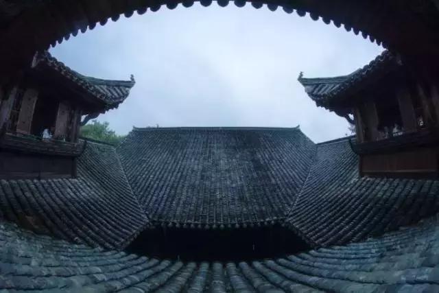 青瓦灰墻，高瓴飛檐，處處消磨時(shí)光
