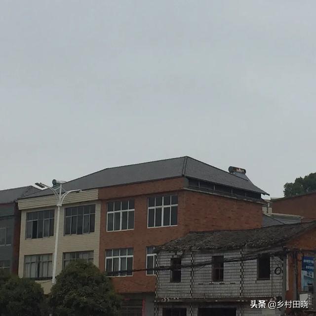 農村自建房坡屋頂，用琉璃瓦還是樹脂瓦？看看內行人的經驗分享