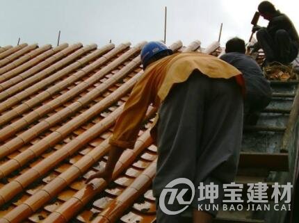 農村屋頂蓋琉璃瓦的坡度多少？多少錢一塊？安裝步驟是什么？