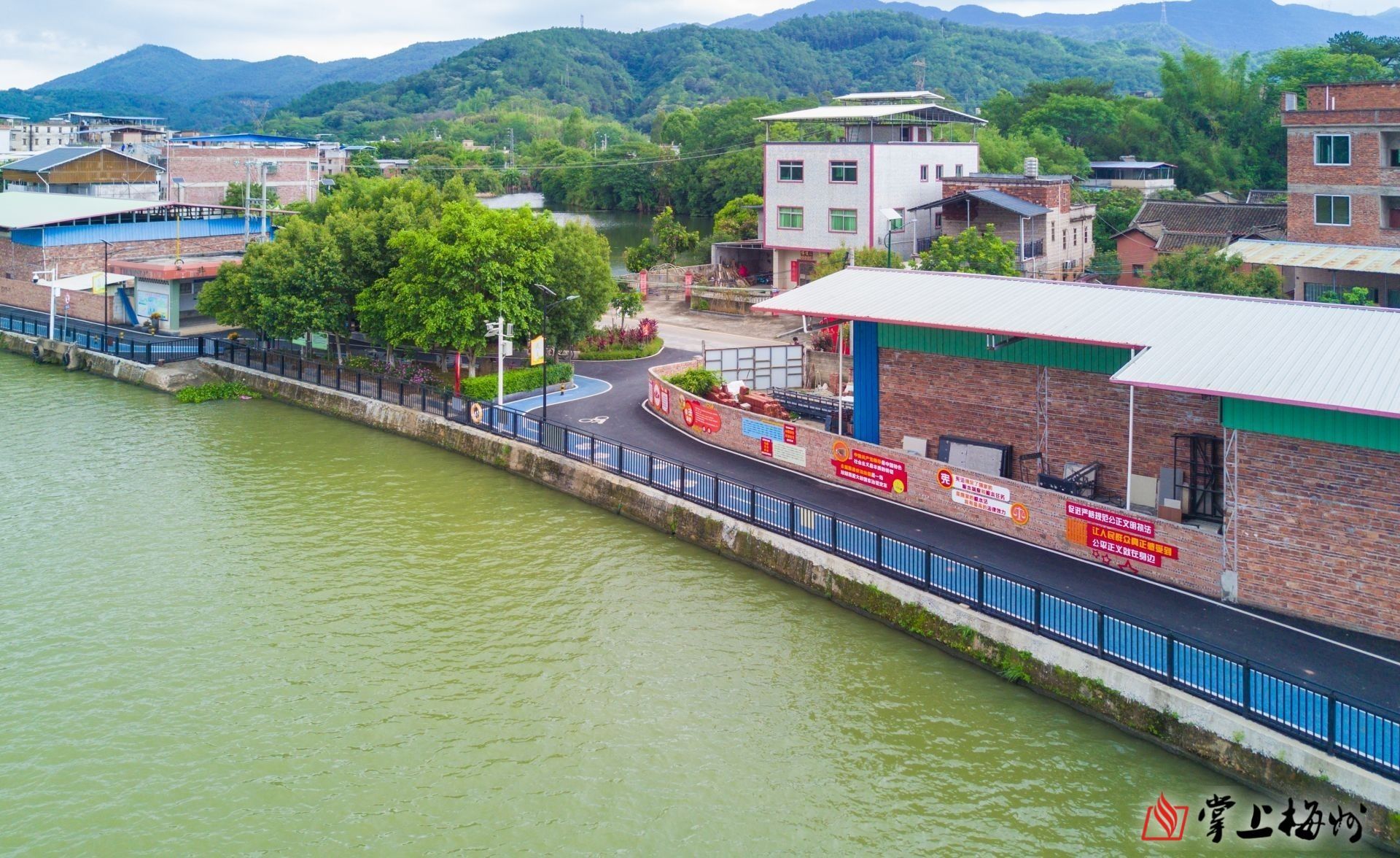 ↑長沙圩鎮(zhèn)碧道鋪設(shè)了瀝青并劃分跑道和自行車道，“顏值”再獲提升。（林翔 攝）