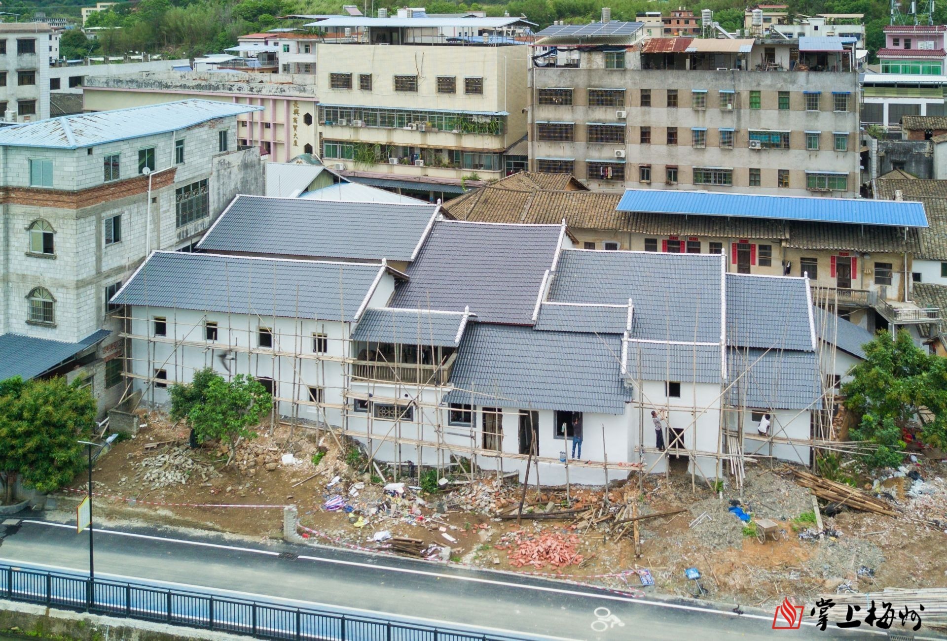 ↑村民將自家墻體粉刷一新，屋頂鐵皮瓦更換成樹脂瓦。（林翔 攝）